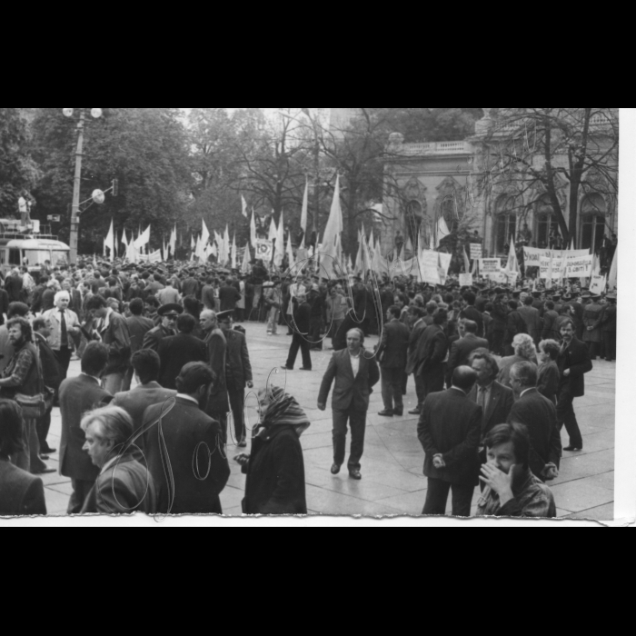 Жовтень 1990 . Мітинг біля ВР