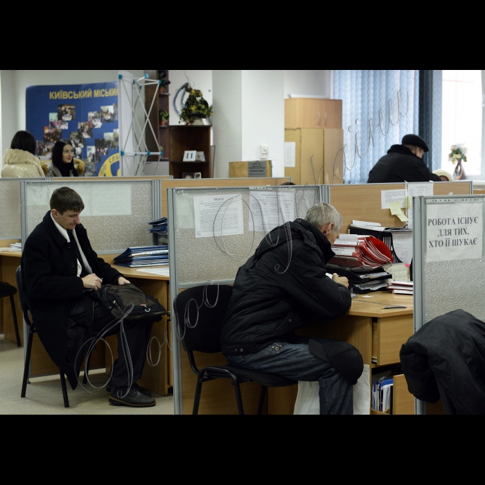 Київ. Державний центр зайнятості Міністерства праці та соціальної політики України. Солом'янський та Печерський районні центри зайнятості в м. Києві.
У приміщенні Печерського та Солом'янського районних центрів зайнятості.