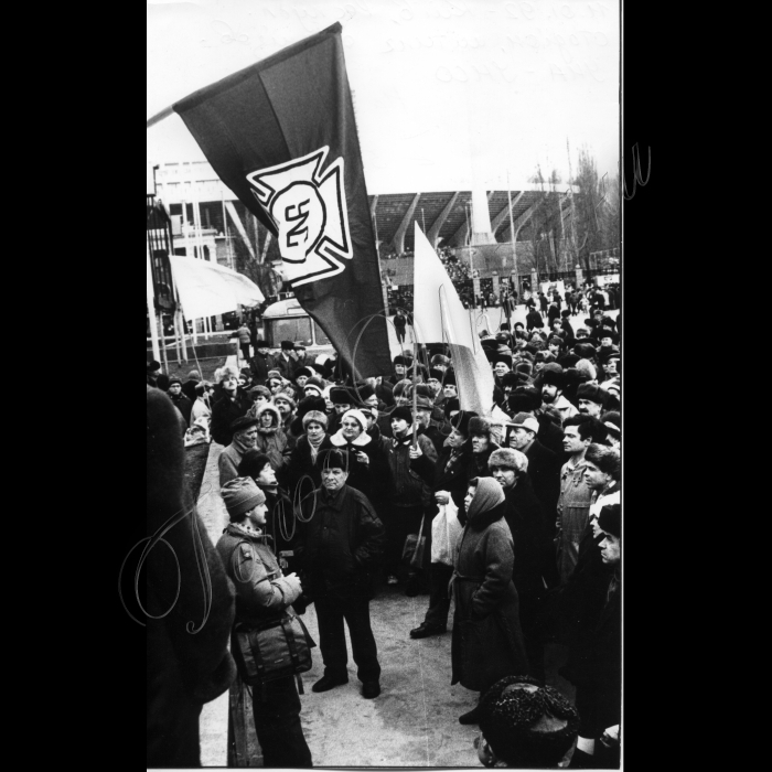 11.01.1992. Київ, Республіканський стадіон. Мітинг організований УНА-УНСО
