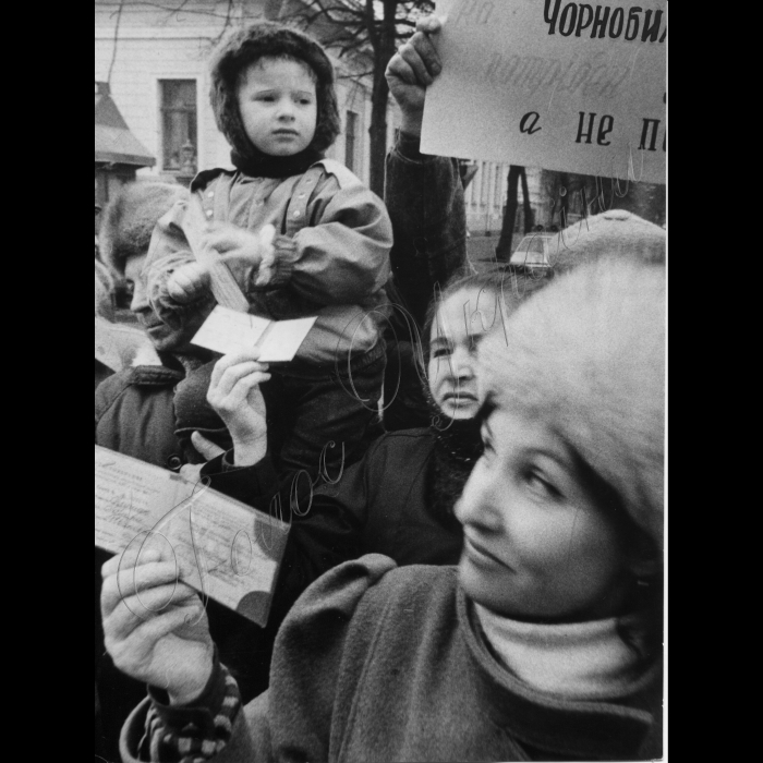 Мітинги . 1992 .
Біля ВР. Пенсіонери , інваліди, чорнобильці. 

