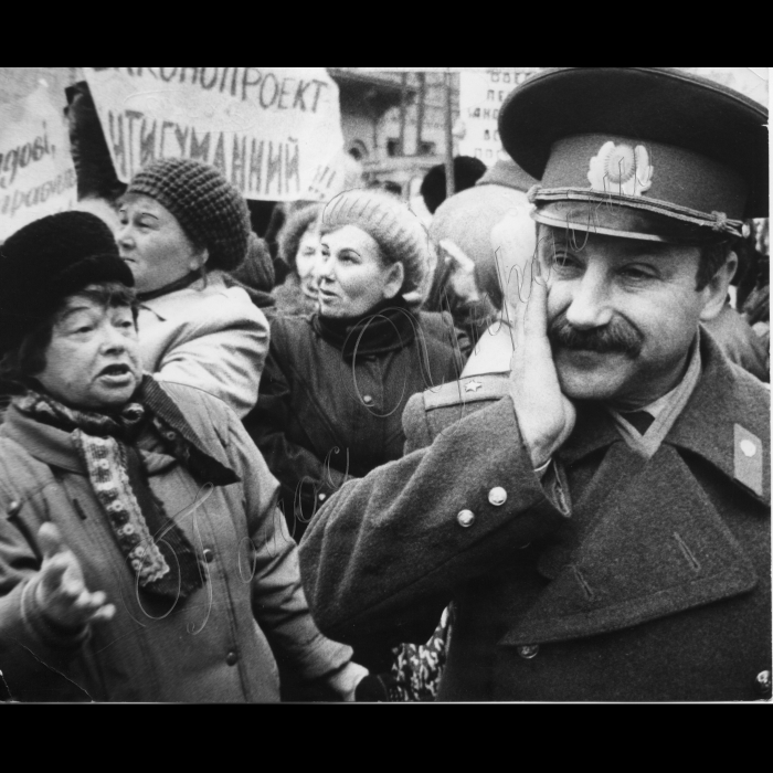 Мітинги . 1992 .
Біля ВР. Пенсіонери , інваліди, чорнобильці, віруючі греко-католики
