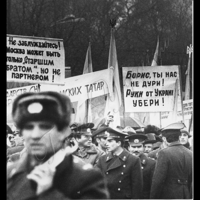 Мітинги. 1992 рік.
Мітинг на Михайлівський площи у Києві з приводу зустрічі голів держав СНД.
