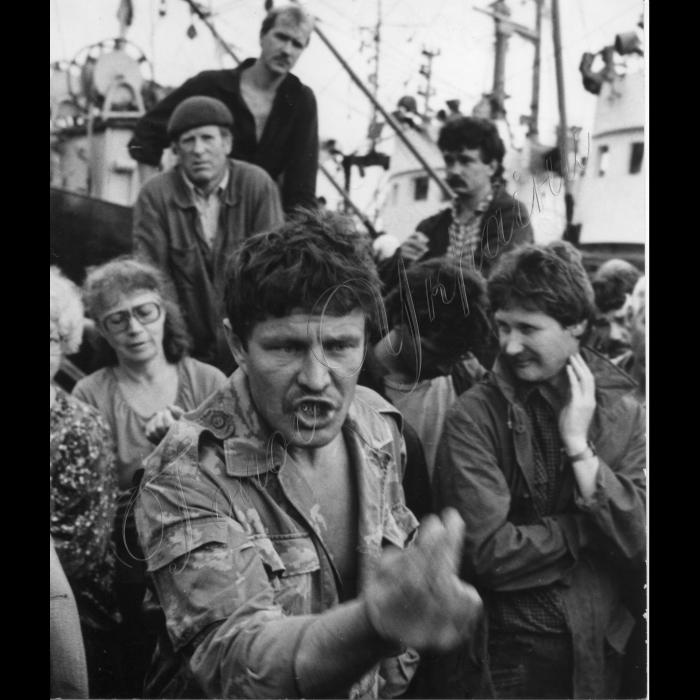 Мітинги. вересень 1992 рік.
Фермер з Кунашира Володимир Римба (щодо Курильських островів)