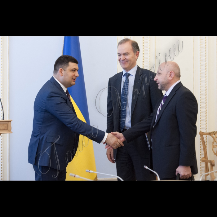 26 травня 2015
Зустріч Голови ВР України Володимира Гройсмана з представниками місії МВФ в Україні та Представництва МВФ в Україні.
(зліва направо) Голова ВР України Володимир Гройсман, Затсупник Директора Європейського департаменту МВФ Атанасіос Арванітіс, Керівник місії МВФ в україні Ніколай Георгієв