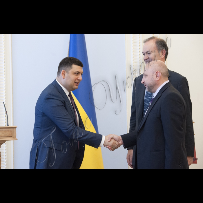 26 травня 2015
Зустріч Голови ВР України Володимира Гройсмана з представниками місії МВФ в Україні та Представництва МВФ в Україні.
(зліва направо) Голова ВР України Володимир Гройсман, Затсупник Директора Європейського департаменту МВФ Атанасіос Арванітіс, Керівник місії МВФ в україні Ніколай Георгієв
