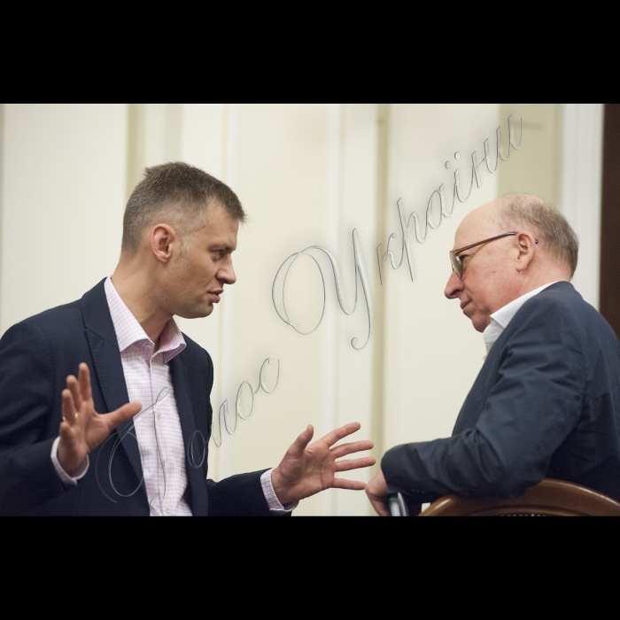 26 травня 2015
Під головуванням Голови ВР України Володимира Гройсмана відбулося засідання Експертної групи з питань підготовки законопроекту «Про вибори депутатів Верховної Ради Автономної Республіки Крим, місцевих рад та сільських, селищних міських голів».
Руслан Сидорович і Михайло Теплюк