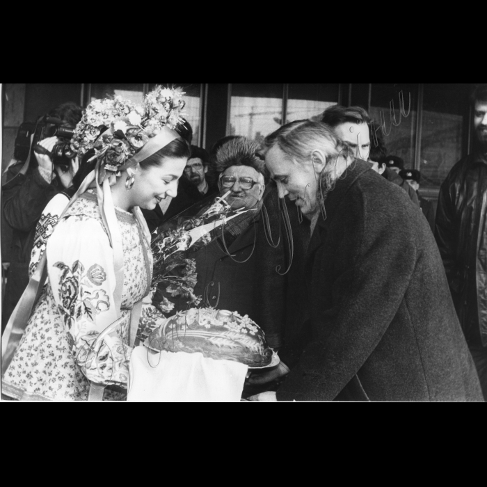 08.02.1993. Зустріч на вокзалі білоруських гостей, які прибули на Дні культури Білорусі в Україні
