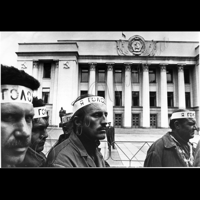 22.06.1993.
Шахтарі голодують біля ВР