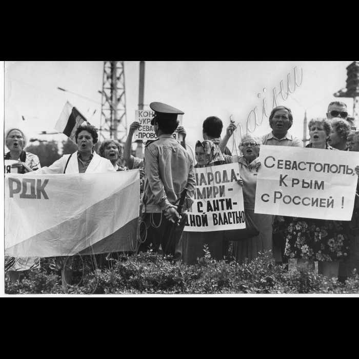 Севастопіль. Мітинг з вимогами відчудження Криму до Росії.
