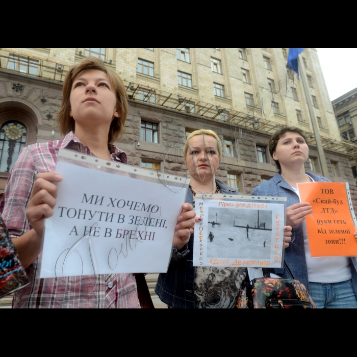 28 травня 2015
 Жителі столичного мікрорайону «Осокорки» вимагали під стінами КДМА зберегти зелену
зону біля метро ,а не будувати черговий торговельно-розважальний комплекс. 
