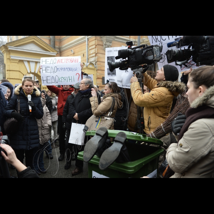 23 січня 2015
Біля АПУ активісти Громадського люстраційного комітету повели акцію «Президент і люстрація: 100 днів саботажу» з вимогою до Президента звільнити осіб, які підпадають під дію Закону «Про очищення влади». Президентові передали перелік чиновників, які давно мали бути звільнені, та великий примірник закону, щоб він сам міг перевірити їх відповідність люстраційним критеріям.
