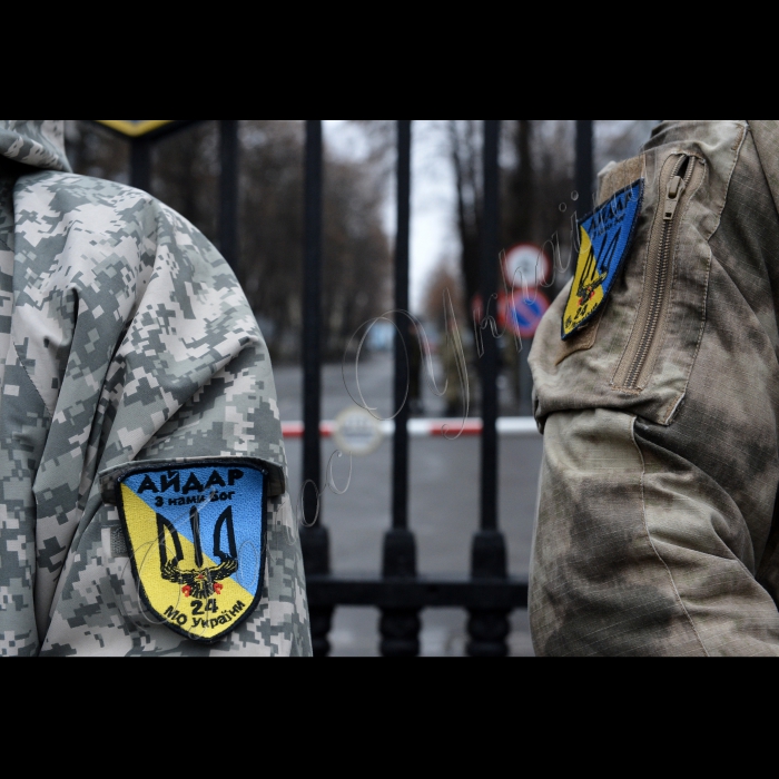  30 січня 2015
Київ. Відбулося пікетування Міністерства оборони України 24-м батальйоном територіальної оборони «Айдар» з вимогою скасування директиви,  яка призведе до розформування батальйону “Айдар”, що, в свою чергу, означатиме його фактичне знищення.

