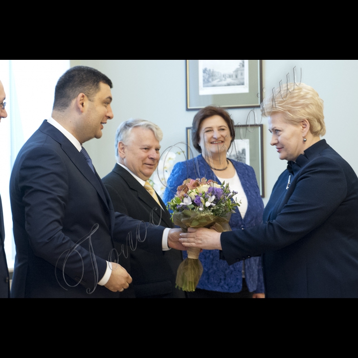 29 травня 2015
Візит Голови ВР України Володимира Гройсмана у Литовську Республіку з метою участі у шостому засіданні Міжпарламентської асамблеї Верховної Ради України, Сейму Литовської Республіки, Сенату та Сейму Республіки Польща.
Зустріч з Президентом Литви Далею Грібаускайте. У зустрічі брали участь Маршалок (Спікер) Сенату Республіки Польща Богдан Борусевич, Спікер Сейму Литовської Республіки Лорета Граужинєнє.