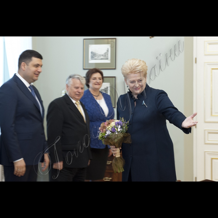 29 травня 2015
Візит Голови ВР України Володимира Гройсмана у Литовську Республіку з метою участі у шостому засіданні Міжпарламентської асамблеї Верховної Ради України, Сейму Литовської Республіки, Сенату та Сейму Республіки Польща.
Зустріч з Президентом Литви Далею Грібаускайте. У зустрічі брали участь Маршалок (Спікер) Сенату Республіки Польща Богдан Борусевич, Спікер Сейму Литовської Республіки Лорета Граужинєнє.