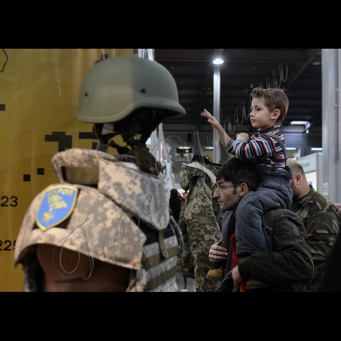 31 січня 2015
Київ. У ВК «Експоплаза» відбулась виставка «Волонтерський воєнпром». Ініціатор:Комітет речового забезпечення Ради волонтерів при МО України. Організатори виставки: «Рада громадських ініціатив» за підтримки Міністерства оборони України та Асоціації народних волонтерів України спільно з «Волонтерською сотнею Доброволя».