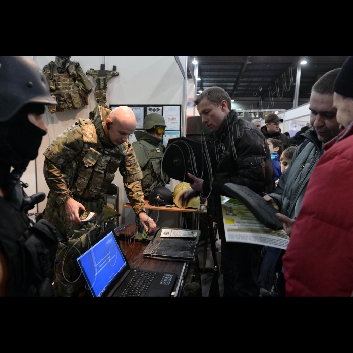 31 січня 2015
Київ. У ВК «Експоплаза» відбулась виставка «Волонтерський воєнпром». Ініціатор:Комітет речового забезпечення Ради волонтерів при МО України. Організатори виставки: «Рада громадських ініціатив» за підтримки Міністерства оборони України та Асоціації народних волонтерів України спільно з «Волонтерською сотнею Доброволя».