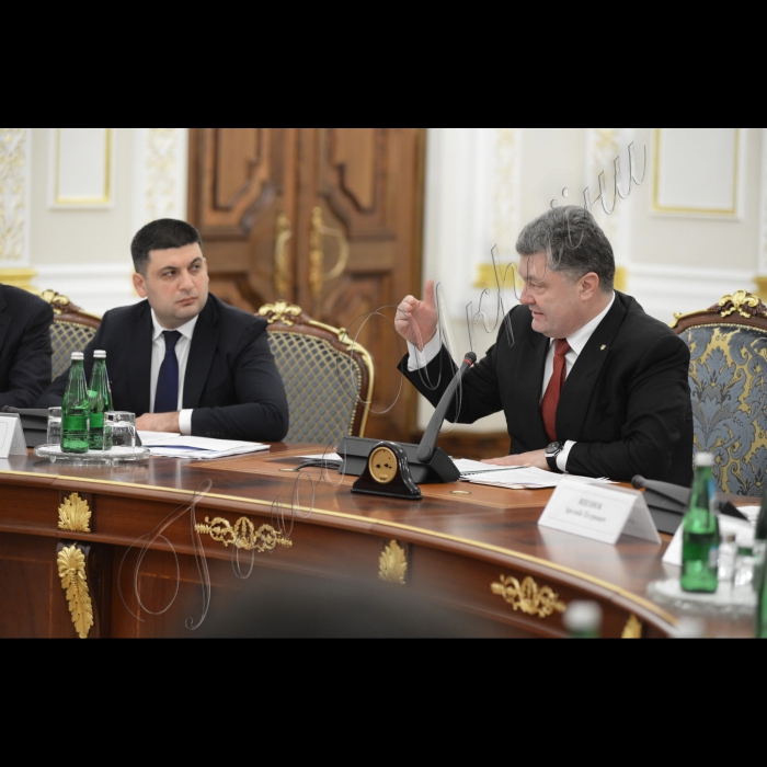 2 лютого 2015

Засідання Національної ради реформ під головуванням Президента України Петра Порошенка за участі Голови Верховної Ради Володимира Гройсмана, Прем’єр-міністра  Арсенія Яценюка.
Голова Верховної Ради України Володимир Гройсман, Президент України Петро Порошенко