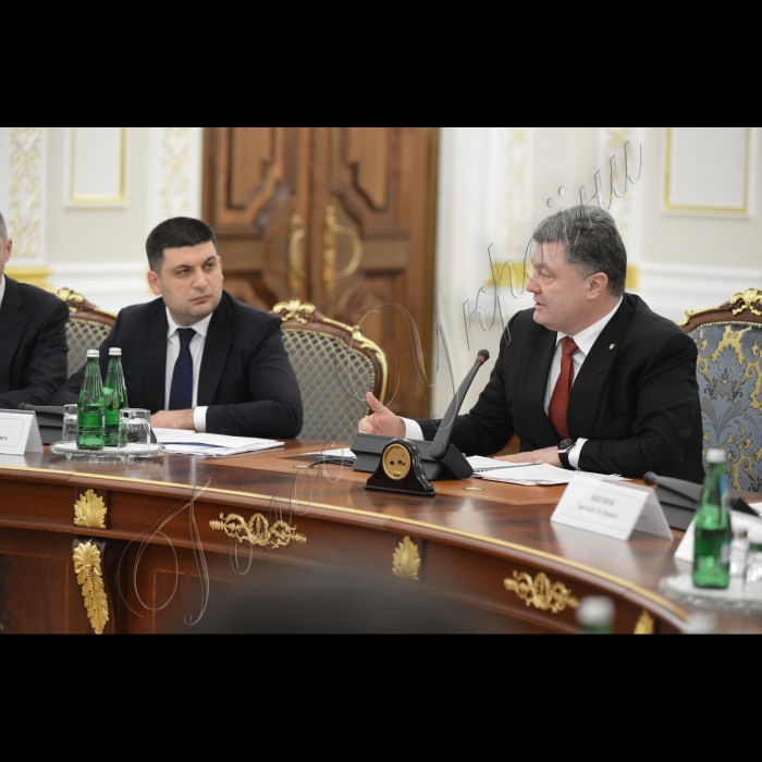 2 лютого 2015

Засідання Національної ради реформ під головуванням Президента України Петра Порошенка за участі Голови Верховної Ради Володимира Гройсмана, Прем’єр-міністра  Арсенія Яценюка.
