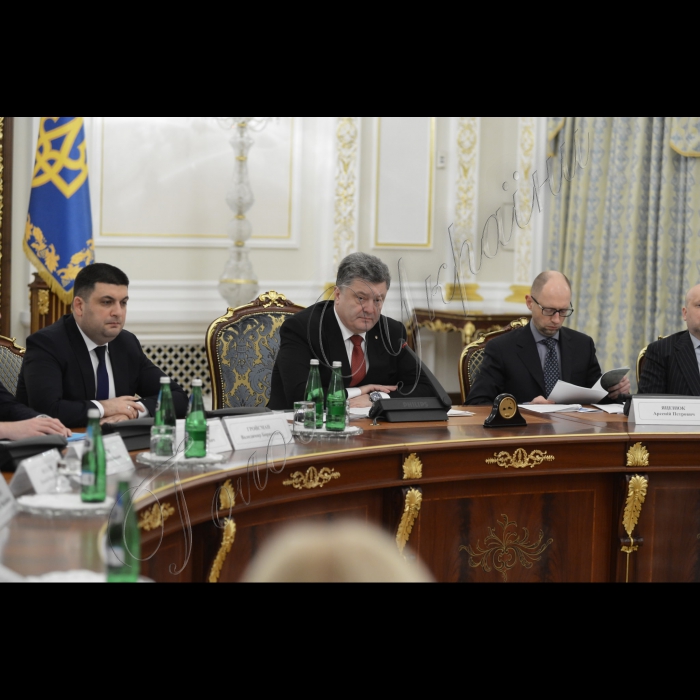 2 лютого 2015

Засідання Національної ради реформ під головуванням Президента України Петра Порошенка за участі Голови Верховної Ради Володимира Гройсмана, Прем’єр-міністра  Арсенія Яценюка.
