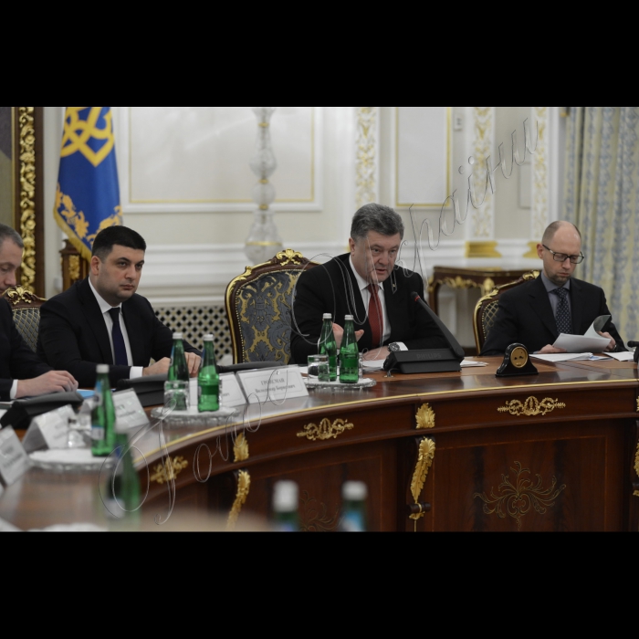 2 лютого 2015

Засідання Національної ради реформ під головуванням Президента України Петра Порошенка за участі Голови Верховної Ради Володимира Гройсмана, Прем’єр-міністра  Арсенія Яценюка.
Голова Верховної Ради України Володимир Гройсман, Президент України Петро Порошенко, прем'єр-міністр України Арсеній Яценюк.