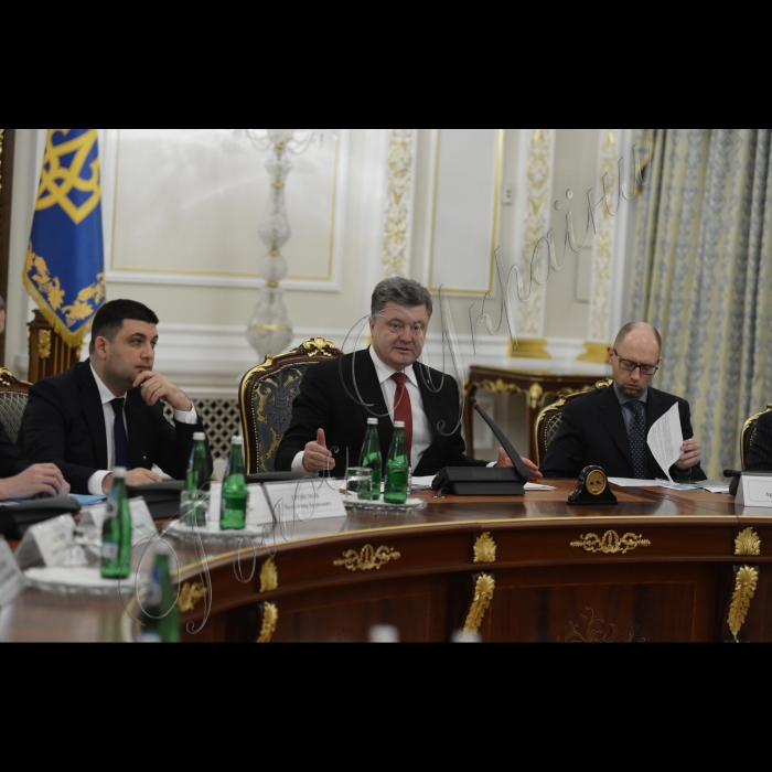 2 лютого 2015

Засідання Національної ради реформ під головуванням Президента України Петра Порошенка за участі Голови Верховної Ради Володимира Гройсмана, Прем’єр-міністра  Арсенія Яценюка.
Голова Верховної Ради України Володимир Гройсман, Президент України Петро Порошенко, прем'єр-міністр України Арсеній Яценюк.