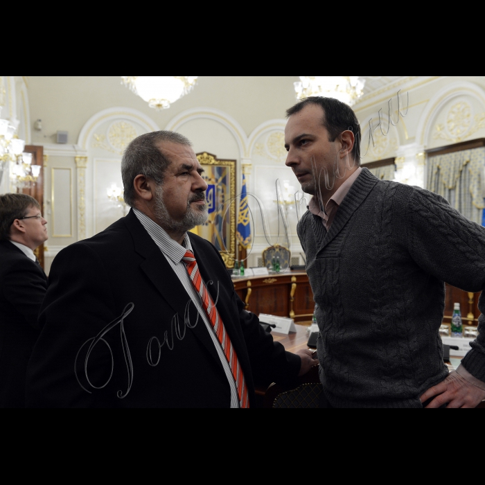 02 лютого 2015
Київ. У Адміністрації президента України відбулося засідання Національної ради реформ під головуванням президента України Петра Порошенка
Народні депутати України Єгор Соболєв (праворуч) та Рефат Чубаров