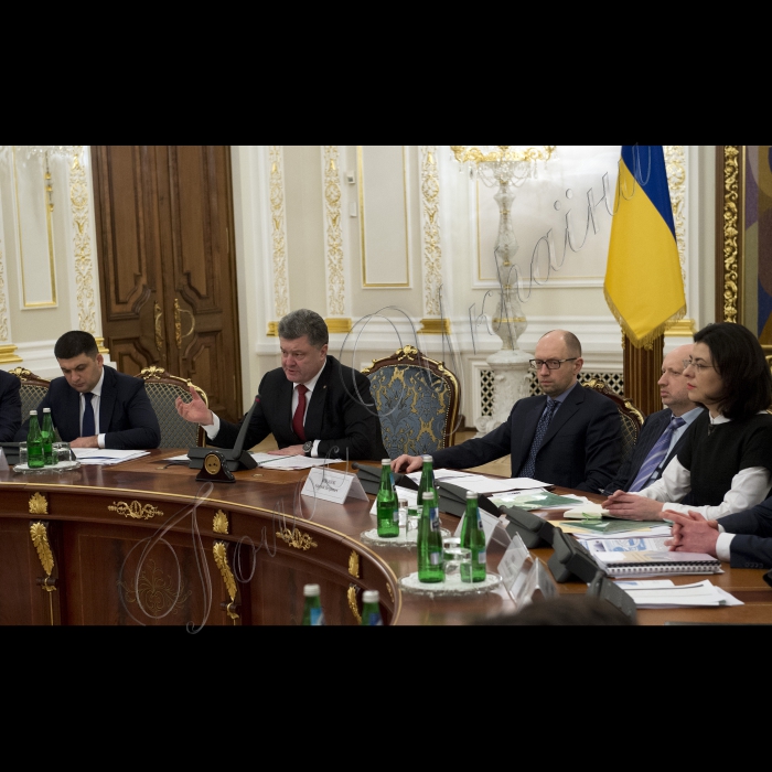 2 лютого 2015 Засідання Національної ради реформ під головуванням Президента України Петра Порошенка за участі Голови Верховної Ради Володимира Гройсмана, Прем’єр-міністра Арсенія Яценюка.
Голова Верховної Ради України Володимир Гройсман, Президент України Петро Порошенко, прем'єр-міністр України Арсеній Яценюк, Голова РНБО Олександр Турчинов, Оксана Сироїд