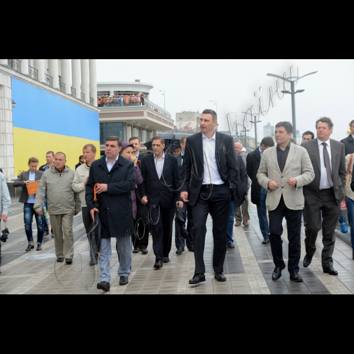 29 травня 2015
Київський міський голова Віталій Кличко відкрив пішохідну частину набережної Дніпра після реконструкції. Роботи реалізовані в рамках проекту «Реконструкція транспортної розв’язки на Поштовій площі у Подільському районі м. Києва».