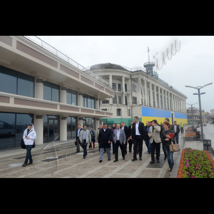 29 травня 2015
Київський міський голова Віталій Кличко відкрив пішохідну частину набережної Дніпра після реконструкції. Роботи реалізовані в рамках проекту «Реконструкція транспортної розв’язки на Поштовій площі у Подільському районі м. Києва».