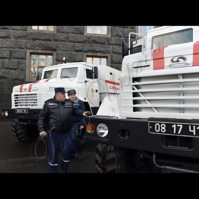 4 лютого 2015
Голова Державної служби України з надзвичайних ситуацій Сергій Бочковський.
За дорученням Прем’єр-міністра України Арсенія Яценюка Національна гвардія України передала Державній службі України з надзвичайних ситуацій два броньовані «КрАЗ-5233ВЕ» для евакуації мирних жителів із територій, які перебувають під постійним обстрілом терористів.