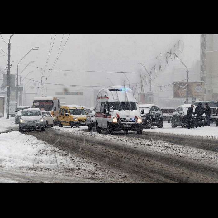 Київ. Снігопад. Снігопад, який не вщухає з самого ранку, спровокував у столиці транспортний колапс.