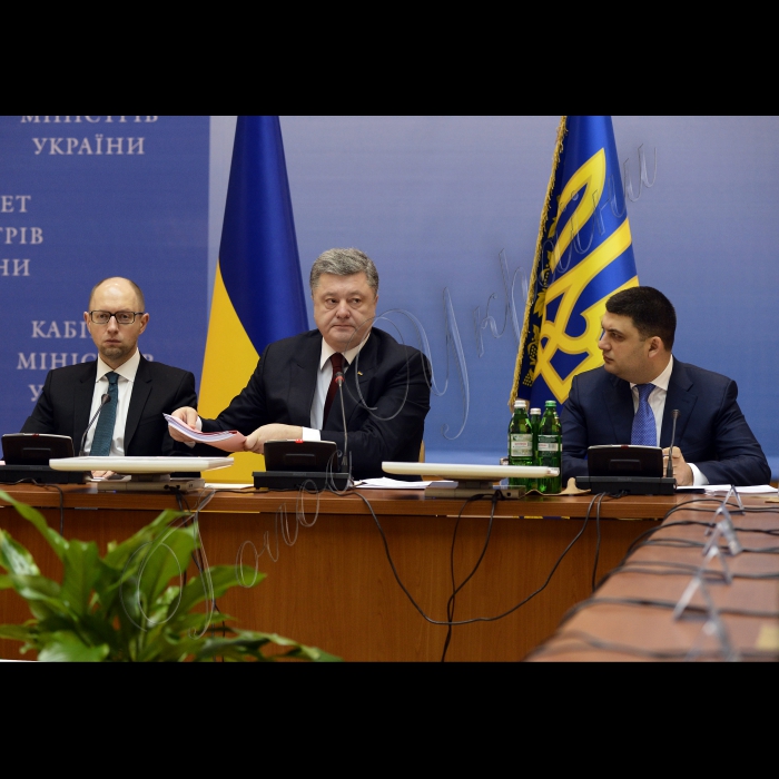 11 лютого 2015
Під головуванням прем’єр-міністра України Арсенія Яценюка, за участю  президента України  Петра Порошенка та Голови  Верховної Ради України Володимира Гройсмана  відбулось розширене засідання Уряду за участю голів обласних державних адміністрацій
