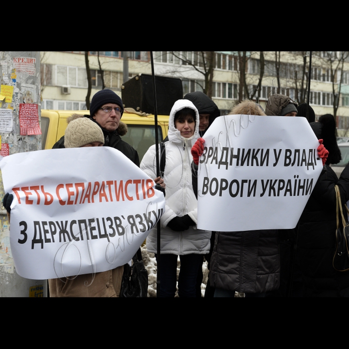 12 лютого 2015
Київ. Біля  Держслужби спеціального зв’язку та захисту інформації України (Держспецзв’язок) відбулась акція  «Народний суд над зрадниками інформаційного простору України». Мета акції: зупинити смертоносний  інформаційний наступ брехливої російської пропаганди в Україні й покарати зрадників, які добровільно передають технічні засоби Концерну радіомовлення, радіозв'язку і телебачення (КРРТ) в зоні АТО під контроль бойовикам і з Києва фінансують сепаратистів . Представники громадськості від імені українців з найбільш постраждалих регіонів України, а саме -- з Донецька, Луганська, Волновахи, Маріуполя, Краматорська тощо  нададуть докази і наочно продемонструють  смертельні наслідки антиукраїнської діяльності чиновників.  Учасники акції вимагатимуть негайно звільнити зрадників і сепаратистів, які досі займають високі посадові крісла і чиї імена будуть оголошені під час заходу.  
