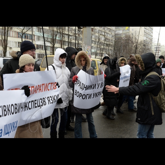 12 лютого 2015
Київ. Біля  Держслужби спеціального зв’язку та захисту інформації України (Держспецзв’язок) відбулась акція  «Народний суд над зрадниками інформаційного простору України». Мета акції: зупинити смертоносний  інформаційний наступ брехливої російської пропаганди в Україні й покарати зрадників, які добровільно передають технічні засоби Концерну радіомовлення, радіозв'язку і телебачення (КРРТ) в зоні АТО під контроль бойовикам і з Києва фінансують сепаратистів . Представники громадськості від імені українців з найбільш постраждалих регіонів України, а саме -- з Донецька, Луганська, Волновахи, Маріуполя, Краматорська тощо  нададуть докази і наочно продемонструють  смертельні наслідки антиукраїнської діяльності чиновників.  Учасники акції вимагатимуть негайно звільнити зрадників і сепаратистів, які досі займають високі посадові крісла і чиї імена будуть оголошені під час заходу.  
