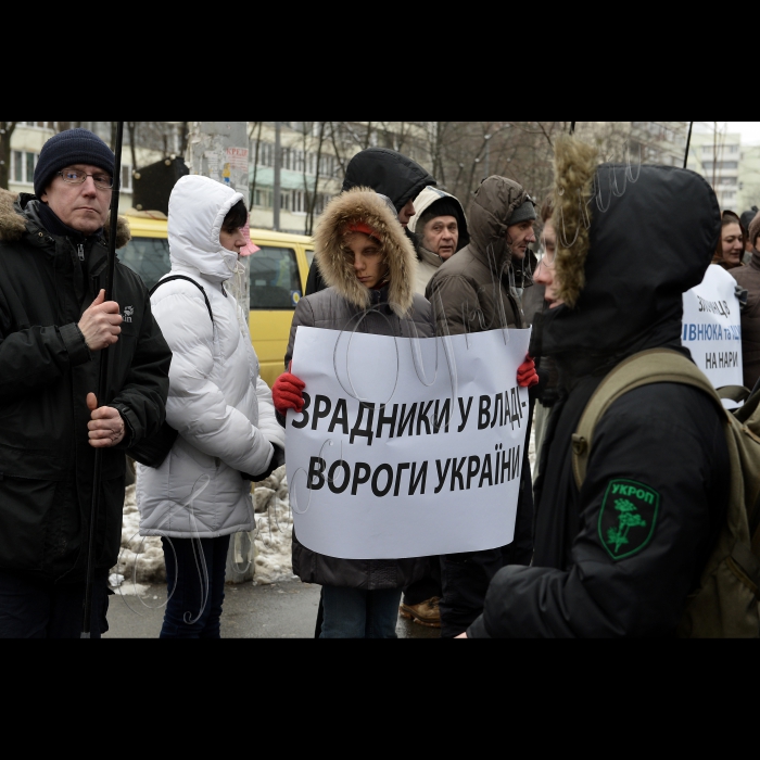 12 лютого 2015
Київ. Біля  Держслужби спеціального зв’язку та захисту інформації України (Держспецзв’язок) відбулась акція  «Народний суд над зрадниками інформаційного простору України». Мета акції: зупинити смертоносний  інформаційний наступ брехливої російської пропаганди в Україні й покарати зрадників, які добровільно передають технічні засоби Концерну радіомовлення, радіозв'язку і телебачення (КРРТ) в зоні АТО під контроль бойовикам і з Києва фінансують сепаратистів . Представники громадськості від імені українців з найбільш постраждалих регіонів України, а саме -- з Донецька, Луганська, Волновахи, Маріуполя, Краматорська тощо  нададуть докази і наочно продемонструють  смертельні наслідки антиукраїнської діяльності чиновників.  Учасники акції вимагатимуть негайно звільнити зрадників і сепаратистів, які досі займають високі посадові крісла і чиї імена будуть оголошені під час заходу.  
