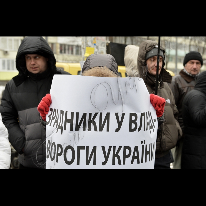 12 лютого 2015
Київ. Біля  Держслужби спеціального зв’язку та захисту інформації України (Держспецзв’язок) відбулась акція  «Народний суд над зрадниками інформаційного простору України». Мета акції: зупинити смертоносний  інформаційний наступ брехливої російської пропаганди в Україні й покарати зрадників, які добровільно передають технічні засоби Концерну радіомовлення, радіозв'язку і телебачення (КРРТ) в зоні АТО під контроль бойовикам і з Києва фінансують сепаратистів . Представники громадськості від імені українців з найбільш постраждалих регіонів України, а саме -- з Донецька, Луганська, Волновахи, Маріуполя, Краматорська тощо  нададуть докази і наочно продемонструють  смертельні наслідки антиукраїнської діяльності чиновників.  Учасники акції вимагатимуть негайно звільнити зрадників і сепаратистів, які досі займають високі посадові крісла і чиї імена будуть оголошені під час заходу.  
