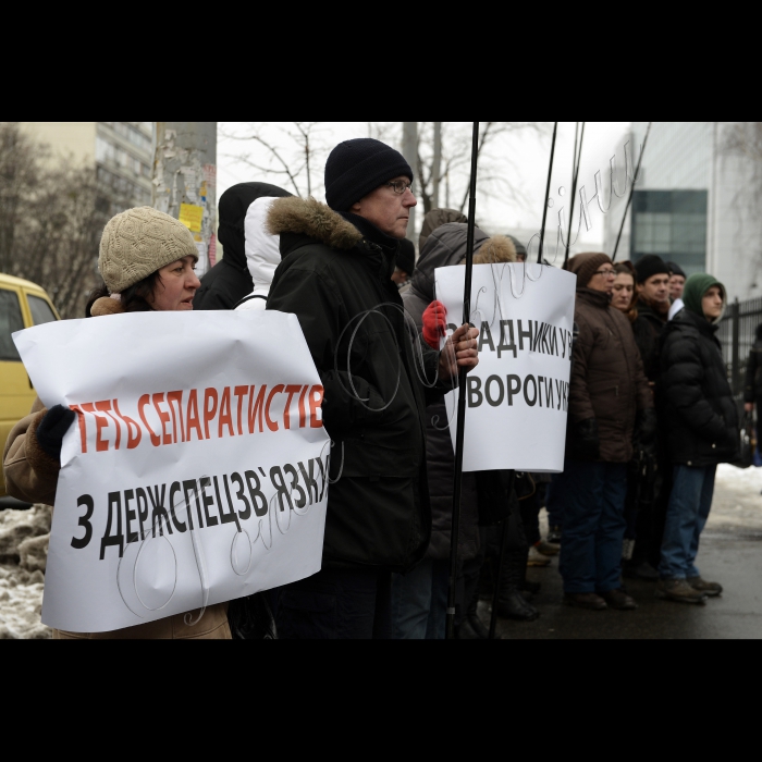 12 лютого 2015
Київ. Біля  Держслужби спеціального зв’язку та захисту інформації України (Держспецзв’язок) відбулась акція  «Народний суд над зрадниками інформаційного простору України». Мета акції: зупинити смертоносний  інформаційний наступ брехливої російської пропаганди в Україні й покарати зрадників, які добровільно передають технічні засоби Концерну радіомовлення, радіозв'язку і телебачення (КРРТ) в зоні АТО під контроль бойовикам і з Києва фінансують сепаратистів . Представники громадськості від імені українців з найбільш постраждалих регіонів України, а саме -- з Донецька, Луганська, Волновахи, Маріуполя, Краматорська тощо  нададуть докази і наочно продемонструють  смертельні наслідки антиукраїнської діяльності чиновників.  Учасники акції вимагатимуть негайно звільнити зрадників і сепаратистів, які досі займають високі посадові крісла і чиї імена будуть оголошені під час заходу.  
