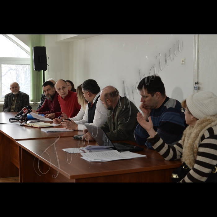 13 лютого 2015
В адміністративному корпусі Київського зоопарку відбулось засідання громадської ради Київського зоопарку. На ньому було розглянуто питання: про незаконне будівництво комерційної висотки біля Київського зоопарку (вул. Шулявська, 32); про корупцію в Службі замовника з будівництва Київського зоопарку; про незаконні ларьки (МАФи) навколо території Київського зоопарку.
Засідання громадської ради Київського зоопарку.