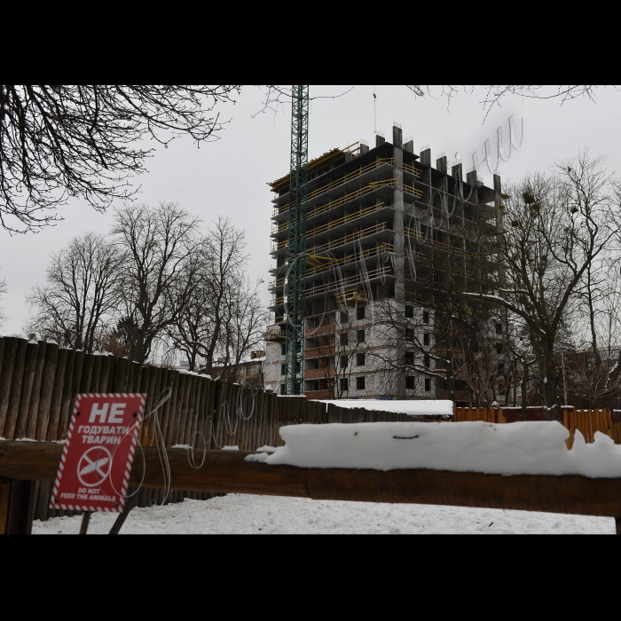 13 лютого 2015
В адміністративному корпусі Київського зоопарку відбулось засідання громадської ради Київського зоопарку. На ньому було розглянуто питання: про незаконне будівництво комерційної висотки біля Київського зоопарку (вул. Шулявська, 32); про корупцію в Службі замовника з будівництва Київського зоопарку; про незаконні ларьки (МАФи) навколо території Київського зоопарку.
Будівництво комерційної висотки біля Київського зоопарку (вул. Шулявська, 32)