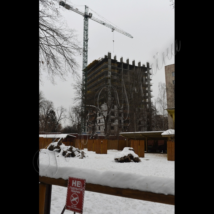 13 лютого 2015
В адміністративному корпусі Київського зоопарку відбулось засідання громадської ради Київського зоопарку. На ньому було розглянуто питання: про незаконне будівництво комерційної висотки біля Київського зоопарку (вул. Шулявська, 32); про корупцію в Службі замовника з будівництва Київського зоопарку; про незаконні ларьки (МАФи) навколо території Київського зоопарку.
Будівництво комерційної висотки біля Київського зоопарку (вул. Шулявська, 32)
