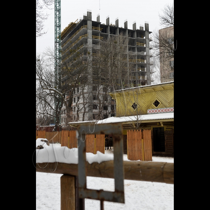 13 лютого 2015
В адміністративному корпусі Київського зоопарку відбулось засідання громадської ради Київського зоопарку. На ньому було розглянуто питання: про незаконне будівництво комерційної висотки біля Київського зоопарку (вул. Шулявська, 32); про корупцію в Службі замовника з будівництва Київського зоопарку; про незаконні ларьки (МАФи) навколо території Київського зоопарку.
Будівництво комерційної висотки біля Київського зоопарку (вул. Шулявська, 32)