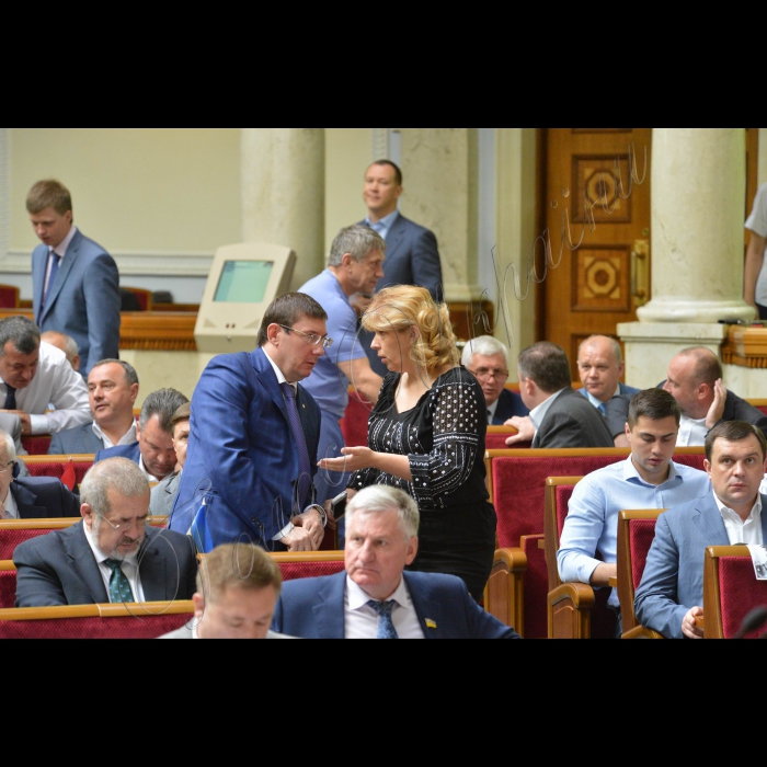 2 червня 2015 року
Пленарне засідання ВР
Виступи представників фракцій у ВР.
у центрі Юрій Луценко, Ольга Богомолець-БПП