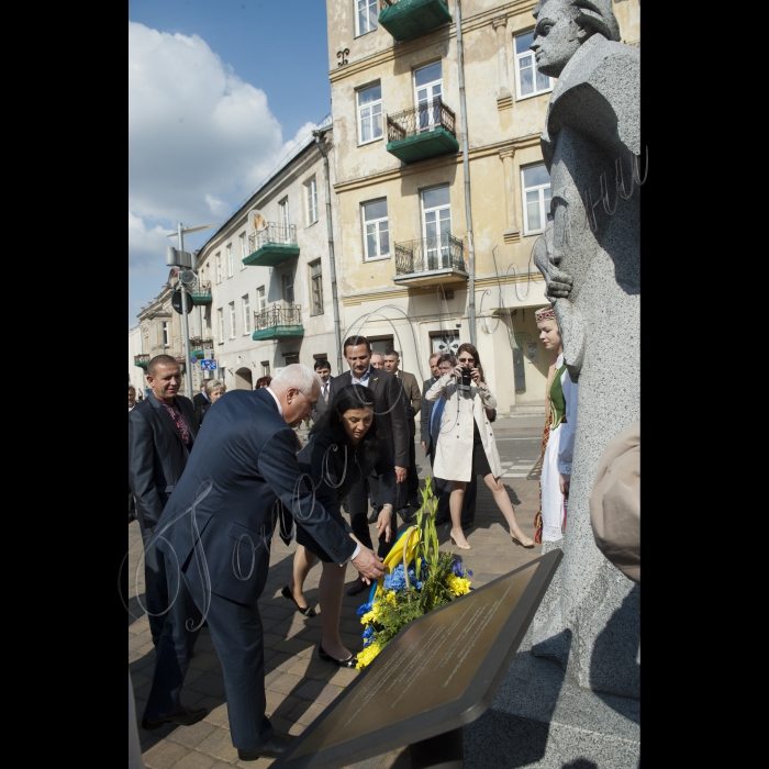 29 травня 2015
Литовська Республііка, Вільнюс
Народні депутати України, представники посольства і української громади поклали квіти до пам’ятника Траасу Шевченку у Вільнюсі
