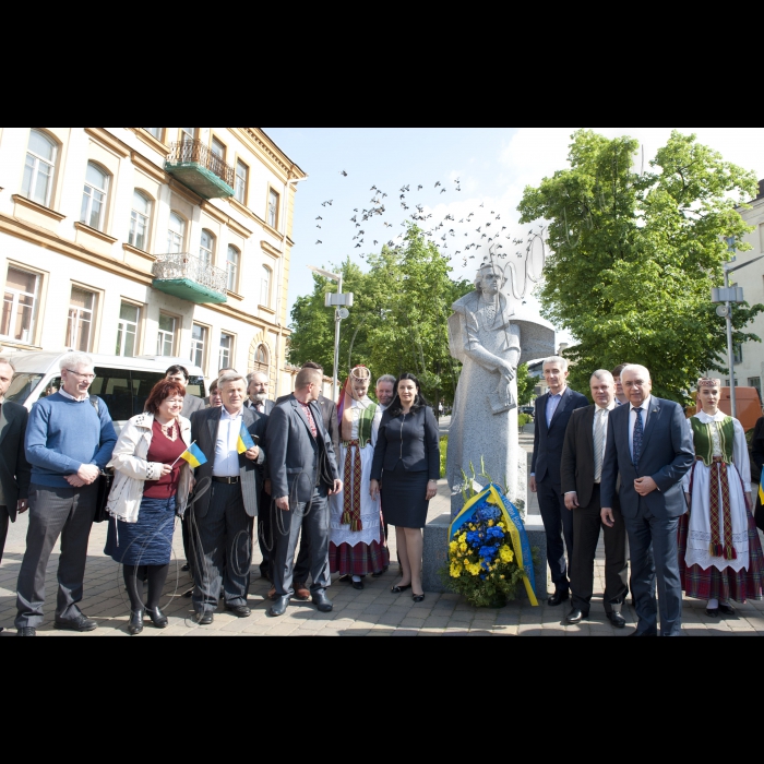 29 травня 2015
Литовська Республііка, Вільнюс
Народні депутати України, представники посольства і української громади поклали квіти до пам’ятника Траасу Шевченку у Вільнюсі