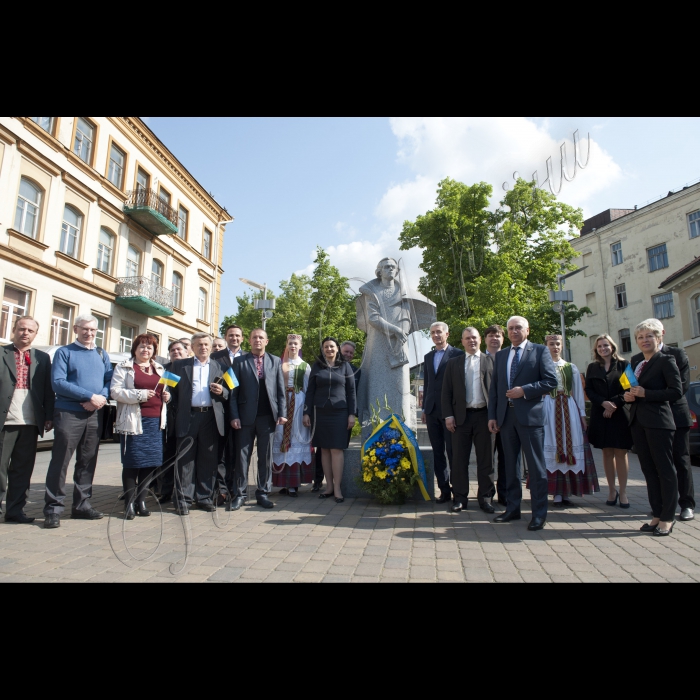 29 травня 2015
Литовська Республііка, Вільнюс
Народні депутати України, представники посольства і української громади поклали квіти до пам’ятника Траасу Шевченку у Вільнюсі
