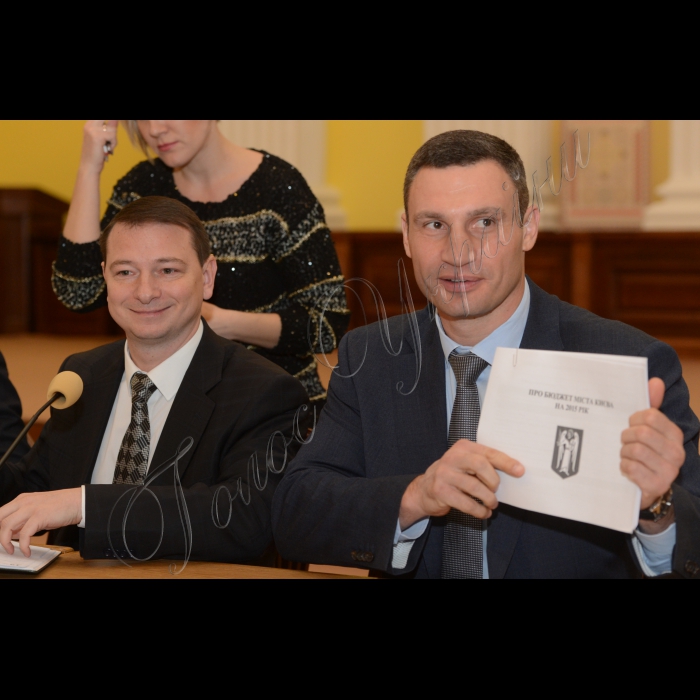 У КМДА відбулася презентація проектів бюджету Києва на 2015 рік та програми економічного і соціального розвитку міста на 2015 рік за участю міського голови столиці Віталія Кличка. 

Андрій Странніков (голова постійної комісії з питань бюджету та соціально-економічного розвитку), Віталій Кличко.