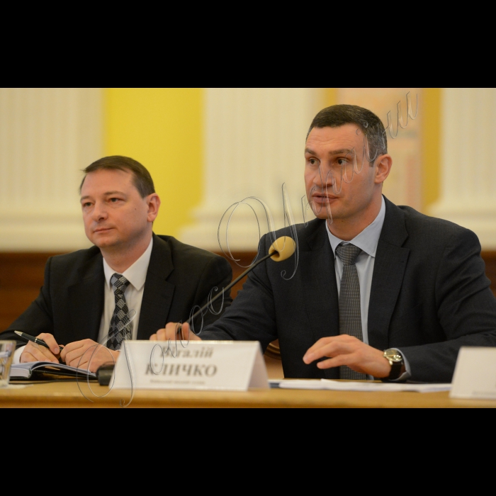 У КМДА відбулася презентація проектів бюджету Києва на 2015 рік та програми економічного і соціального розвитку міста на 2015 рік за участю міського голови столиці Віталія Кличка. 

Андрій Странніков (голова постійної комісії з питань бюджету та соціально-економічного розвитку), Віталій Кличко.