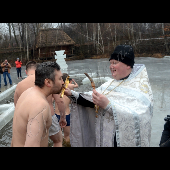 19 січня 2015. На «Мамаєвій Слободі»  відбулося свято – «Козацька Ордань»  (Водохреща). Під веселу музику троїстих музик, співи та танці фольклорних колективів, а також залпи козацьких гармат, всі бажаючі змогли пірнути в крижану ополонку в озері з якого бере початок легендарна річка Либідь.