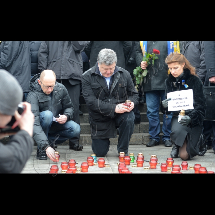 18 січня 2015. Марш солідарності проти тероризму і пам'яті жертв теракту в Волновасі.

Президент України Петро Порошенко, у центрі, з дружиною Мариною і прем'єр-міністр України Арсеній Яценюк, ліворуч, 