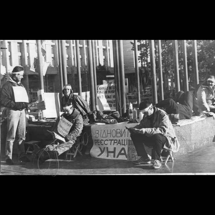 21.09.1995.
Представники УНА поновили безстрокове голодування на Майдані Незалежності.
